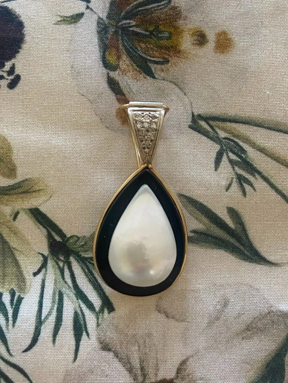 Mother of Pearl Teardrop Pendant - Picture 1 of 3